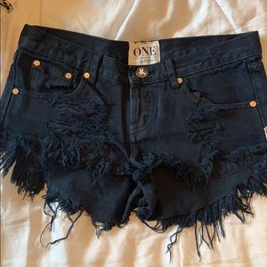 One teaspoon destroyed cut off shorts in size 27